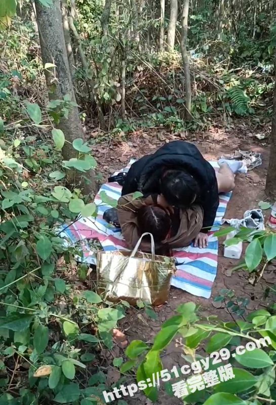 大爷大娘野战偷情干的正激烈 瓜友竟在旁边扰人好事怼脸拍摄 气的大爷大骂傻B差点吓阳痿！-51吃瓜网