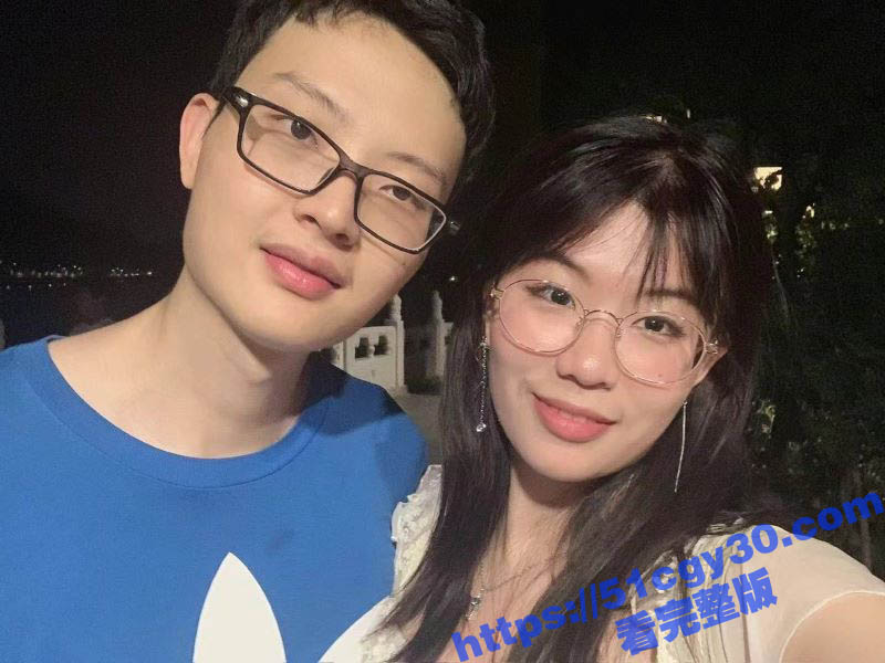 天津眼镜婊留学生 不雅私拍被绿帽男友曝光 日常露奶掰逼 尺度之大令人咋舌！-51吃瓜网