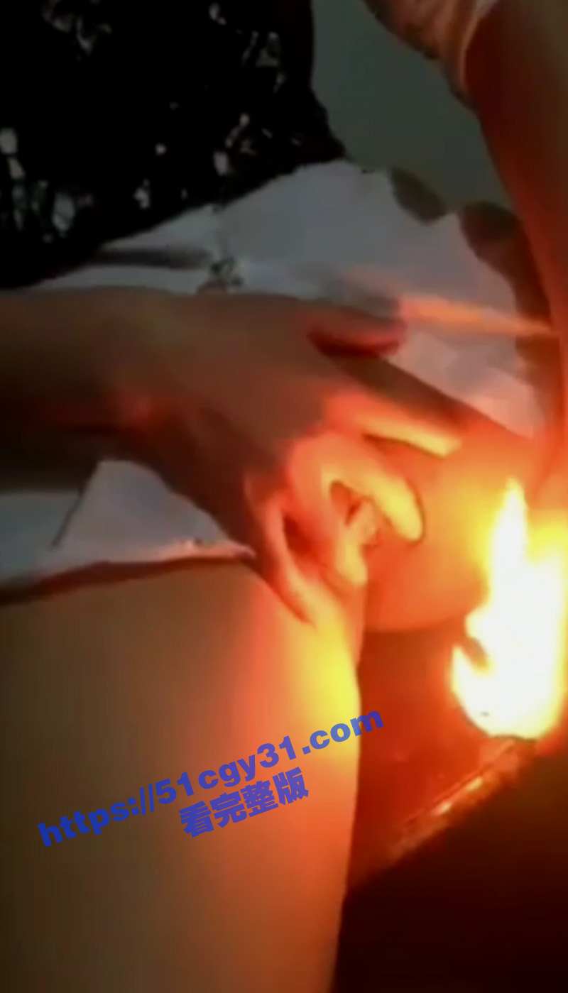 论熟女骚逼的猎奇花样整活 用逼灭灯 吹气球 抽烟都不在话下 不管是吹还是吸！ - 51吃瓜网-51吃瓜网