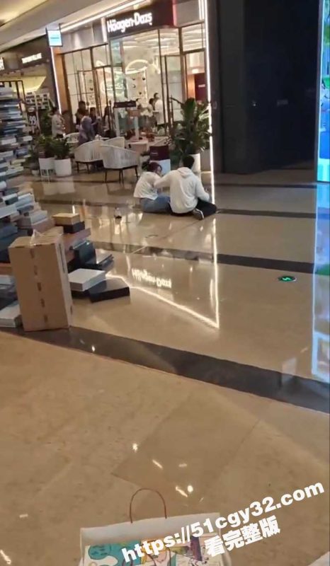成都太古里持刀伤人事件现场视频曝光 男子持刀将女友捅伤后割颈自杀！-51吃瓜网