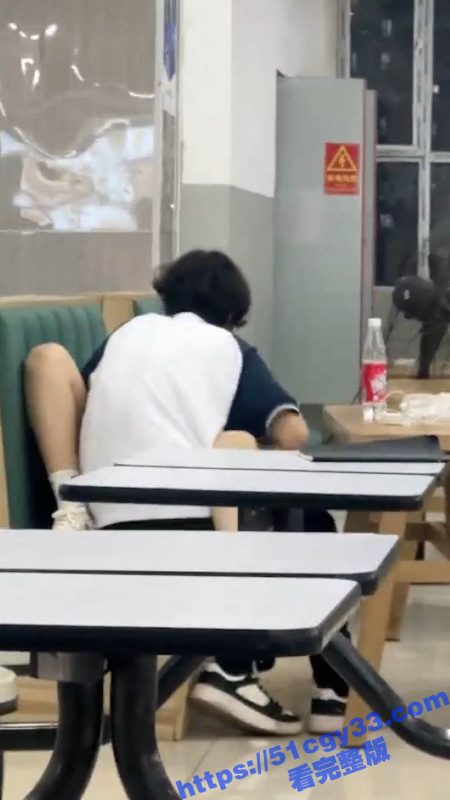山西应用科技学院食堂 小情侣现场整活 女友双腿紧夹男生腰 男生疯狂抽动 尺度炸裂！-51吃瓜网