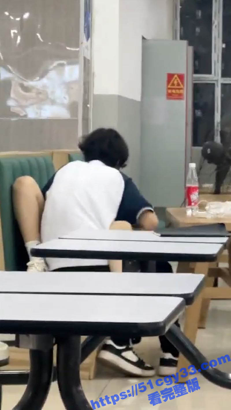 山西应用科技学院食堂 小情侣现场整活 女友双腿紧夹男生腰 男生疯狂抽动 尺度炸裂！ - 51吃瓜网-51吃瓜网