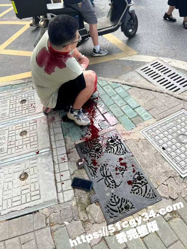 武汉大学 男生只因答辩没过不能毕业 便在学校食堂进行无差别砍人 现场完整版视频流出！-51吃瓜网