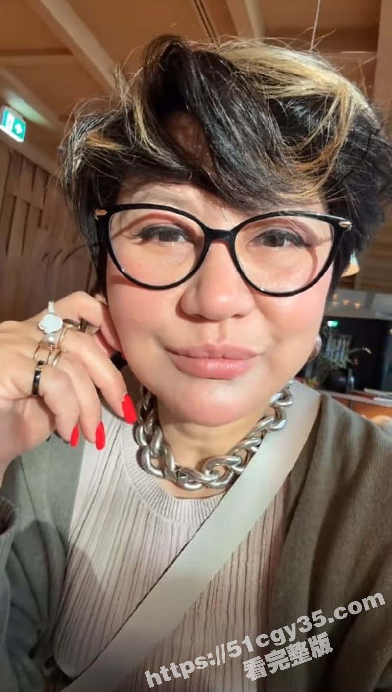 抖音黑皮熟女 julia莉亚 金主定制视频！高跟丝袜露奶诱惑 重口味的绝对福利！ - 51吃瓜网-51吃瓜网