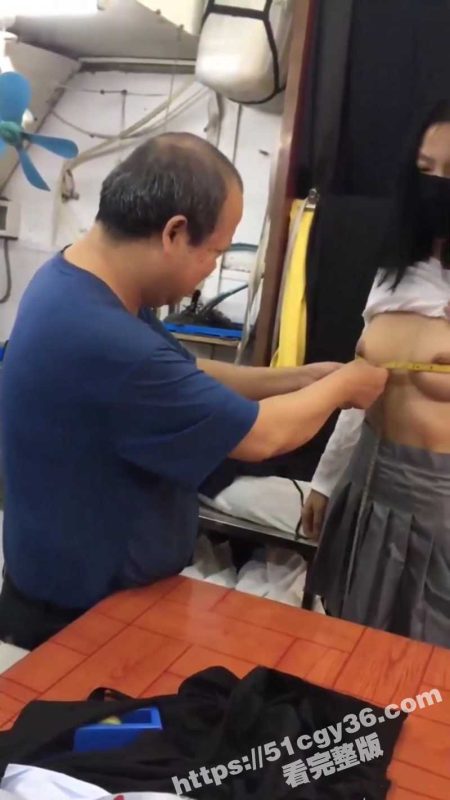 推特露出大神 cikaimoon 户外露出私拍 服装店全裸让大爷量尺寸 吓的大爷全程拘谨不敢有多余动作！-51吃瓜网