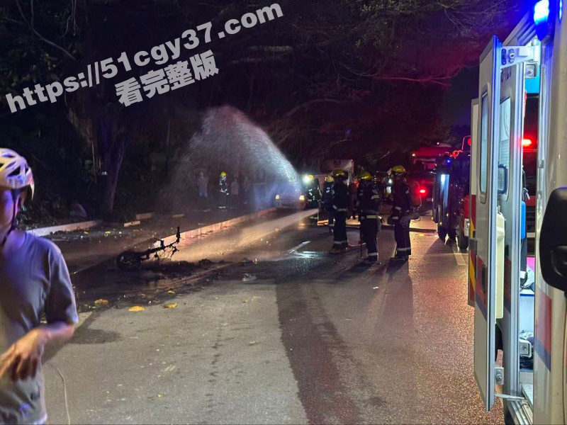 女子骑电动车飙车 跌倒后车辆起火 被严重烧伤衣不蔽体 惨烈程度令人心惊胆跳！-51吃瓜网