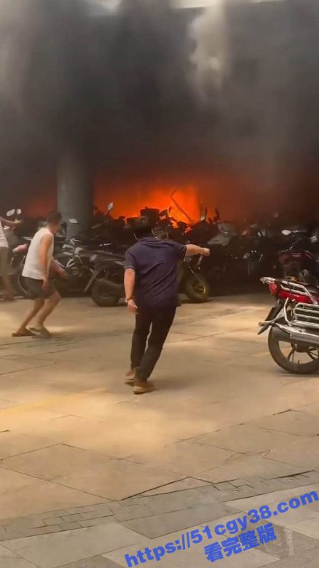 重庆石桥铺火灾大瓜 摩托车自燃引爆电瓶车 现场浓烟滚滚险些吞没大厦！-51吃瓜网