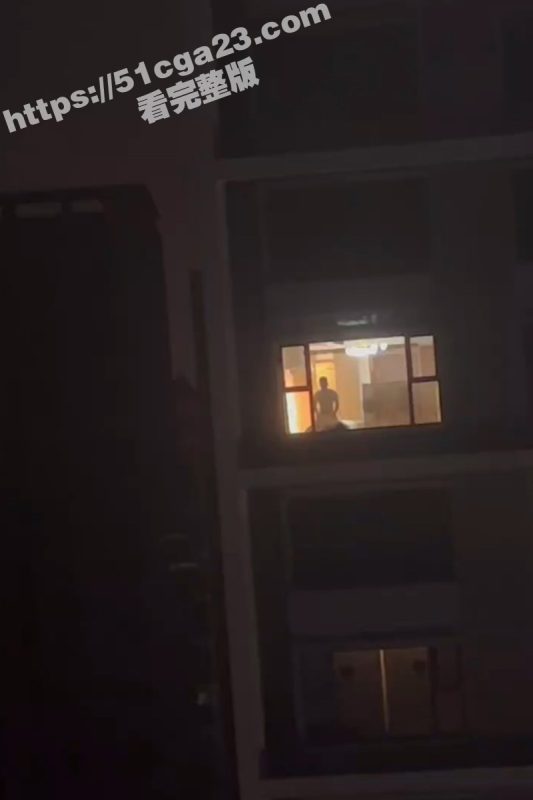 隔壁楼猛男落地窗前激情做爱 偷拍妹子看到后春心荡漾 隔空相望骚话不断 直呼逼痒饥渴难耐！-51吃瓜网