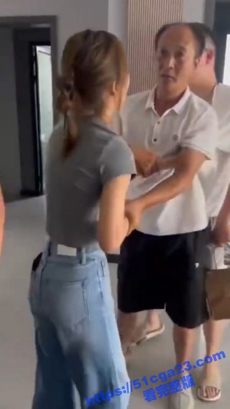 河南武陟王家二小姐捉奸瓜 男主赵亮亮用假离婚证诱骗小三 原配二小姐怒扇出轨渣男 最后持刀相向！-51吃瓜网