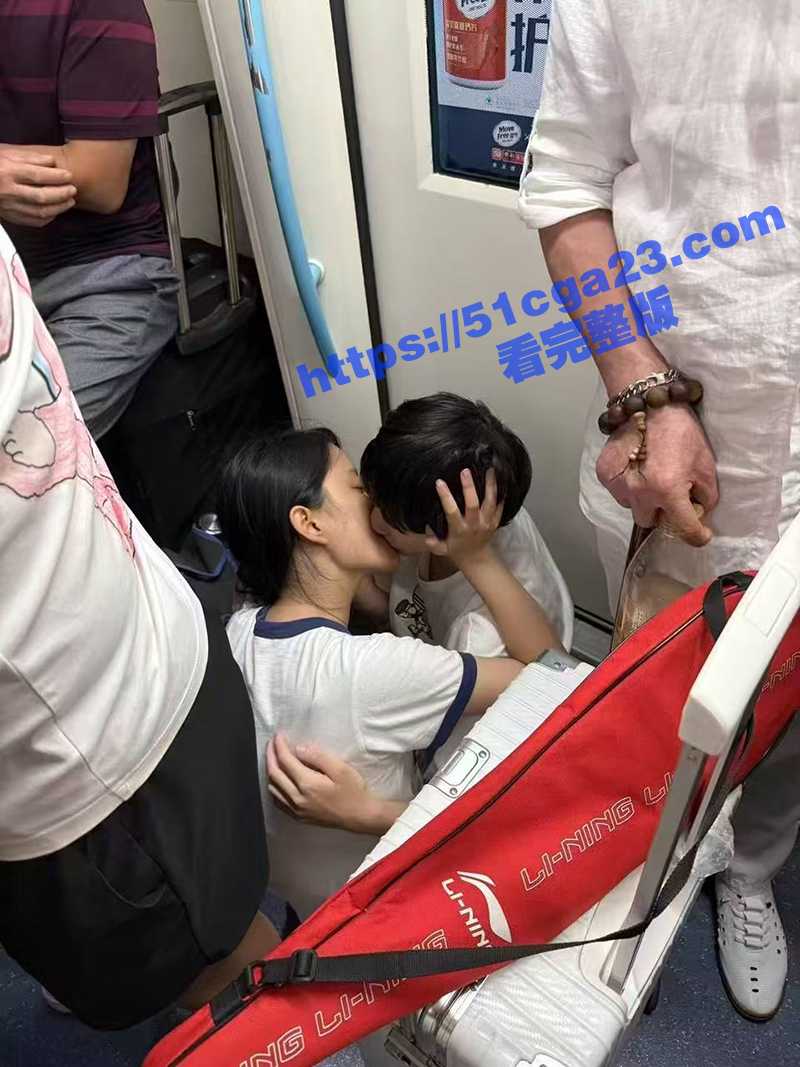 上海地铁再起风波 小情侣寻求刺激 当众热吻打飞机 激情缠绵旁若无人！ - 51吃瓜网-51吃瓜网