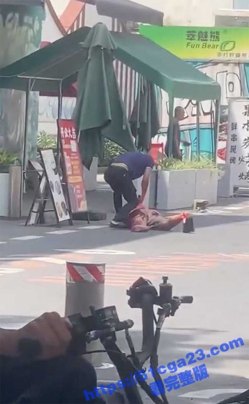 广州东晓南街头惊现持刀屠夫！男子被压地上当猪屠宰 血流满地 现场画面触目惊心！-51吃瓜网