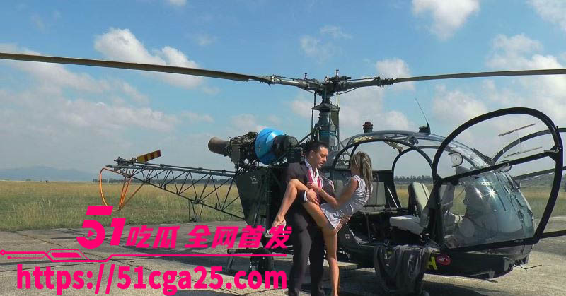 欧美空中性爱震撼来袭 直升机上边开飞机边激战 空姐在金主胯下口交 火辣场面high翻天！-51吃瓜网