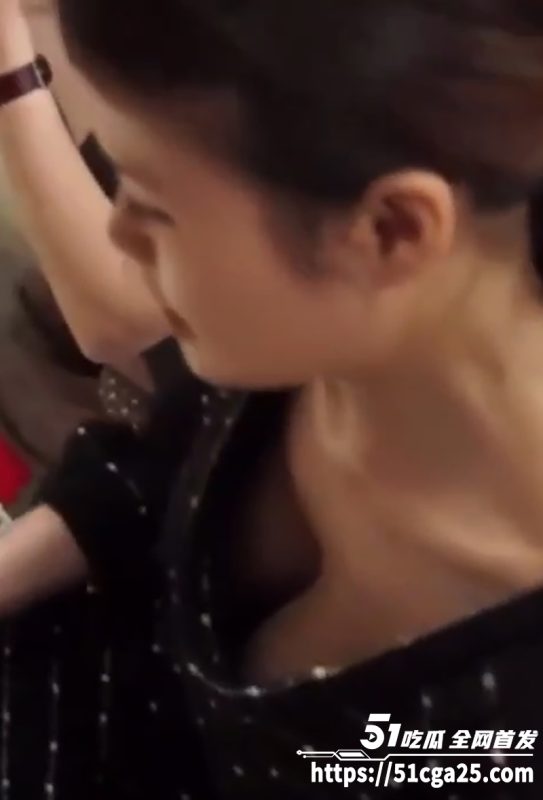 真实偷拍路人美女露点合集 各个肤白貌美多种胸型尽收眼底 小情侣身后偷拍美乳 胆大至极！-51吃瓜网