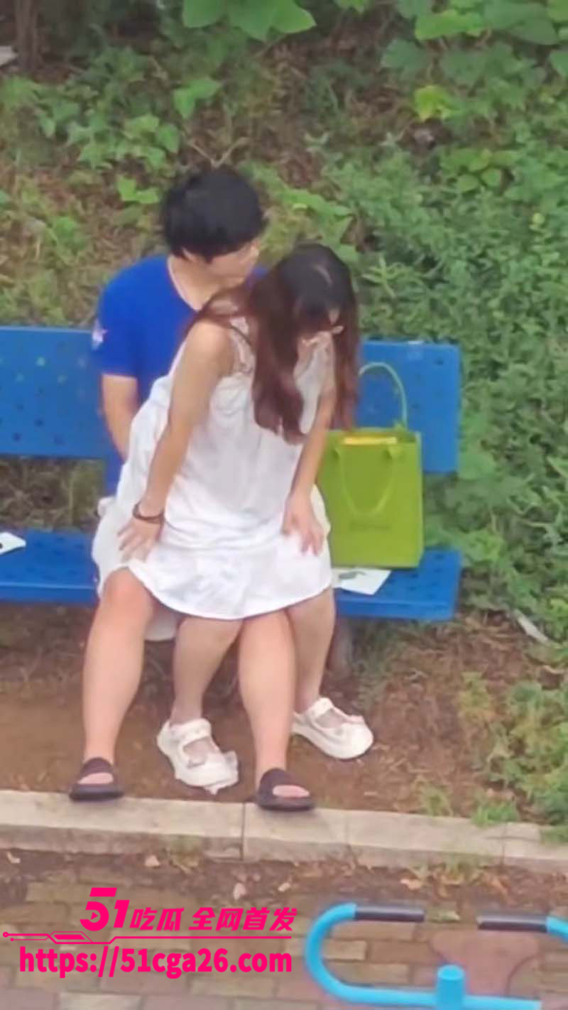 反差眼镜妹小区长椅打炮被偷拍 光天化日白裙诱惑激情开干 年轻人玩的真野啊！ - 51吃瓜网-51吃瓜网