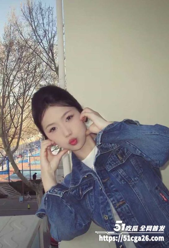 杭州清纯小仙女 张倩文 穿开档黑丝翘臀挨操 脸穴同框超级反差 稚嫩少女被男友调教成极品淫娃！-51吃瓜网