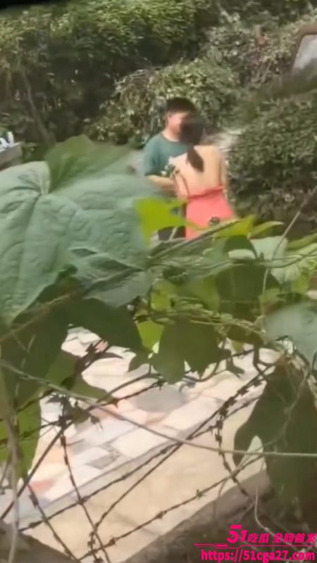 年轻男女户外打野激情 抠逼口交火辣开场 无套抽插狂操 野外激情挑逗感官！-51吃瓜网