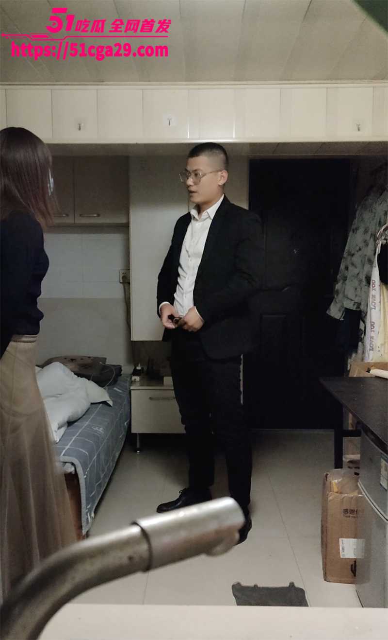 南京阿红事件 西装哥 外表斯文实则无比的狂野 抱起红姐一顿猛操 差点都顶飞啦！ - 51吃瓜网-51吃瓜网