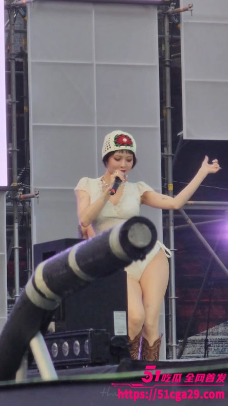 韩国人气明星 泫雅 清凉献唱舞台上火辣热舞 台下观众水枪互动呲水 湿身诱惑性感身躯完美展示！-51吃瓜网