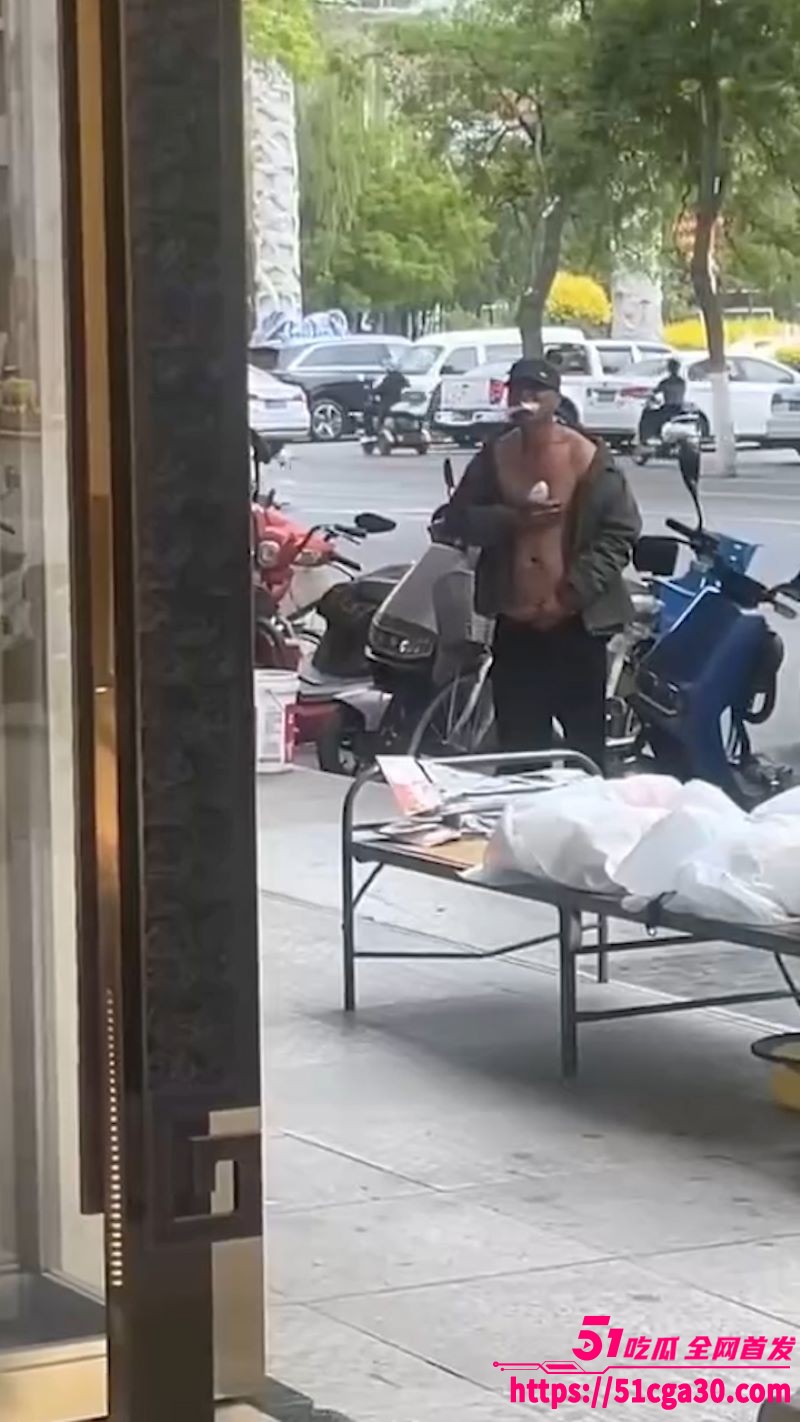 精神病街头撸管震惊路人 大街对女性暴露 手握粗长肉棒猛撸 尺寸惊人令人咋舌！ - 51吃瓜网-51吃瓜网