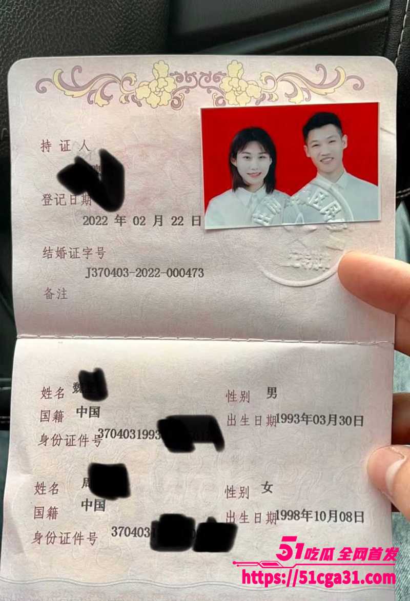 山东枣庄新婚夫妇酒店性爱私拍泄密 98年骚妻露脸激情口交 穿开档黑丝撅蜜桃臀被后入猛操！ - 51吃瓜网-51吃瓜网