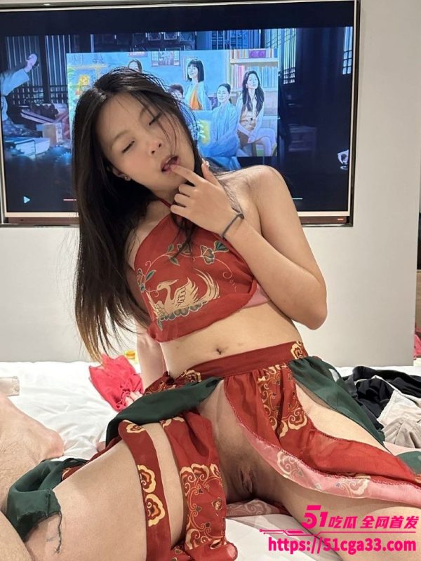 福建女大学生啪啪视频被男友泄密 露脸口交吞吐肉棒 翘臀迎合后入淫叫不断！-51吃瓜网