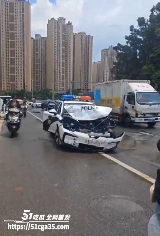 昆明市中心金碧路发生SUV汽车冲撞人群事件 致2死9伤 多名特警持枪与车主对峙 场面堪比大片！-51吃瓜网