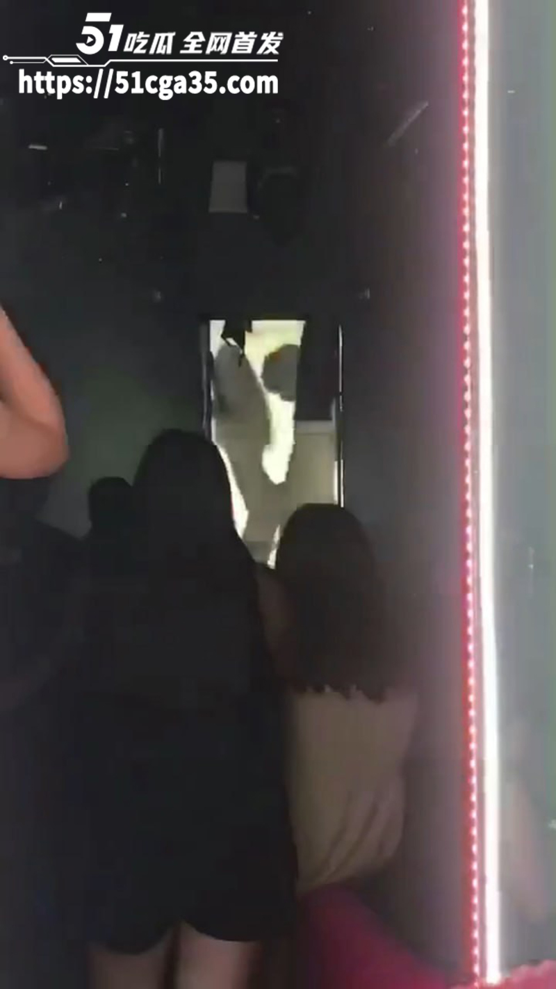 广东某酒吧为了引客 直接大屏幕上映做爱视频 朦朦胧胧中透出大鸡巴猛干靓女 现场氛围炸裂！ - 51吃瓜网-51吃瓜网