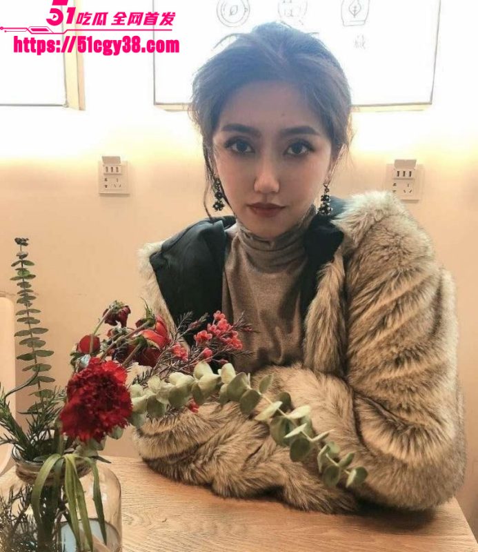 武汉大学反差校花 杨帆 被学校教授重金包养 一晚连打4炮 露脸口交表情淫靡风骚至极！-51吃瓜网