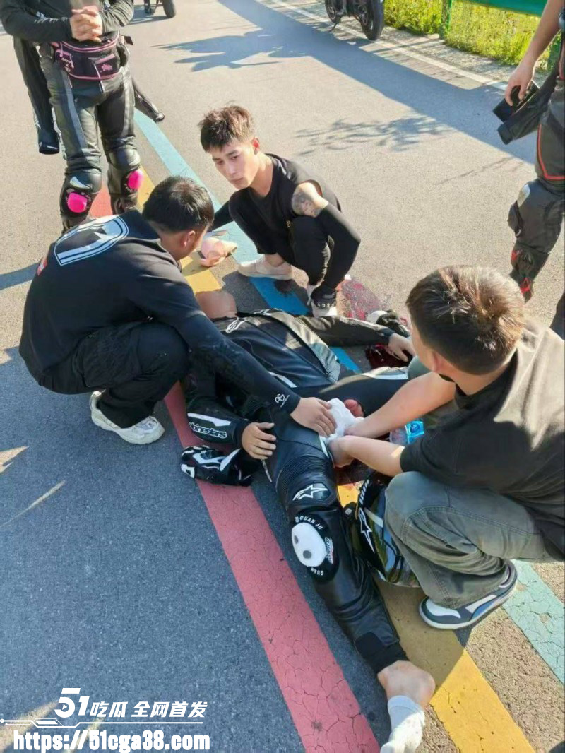 又一追风勇士陨落！男子驾驶机车失控蛋刹失败 皮裤秒变开裆裤 周围群众按蛋抢救！ - 51吃瓜网-51吃瓜网