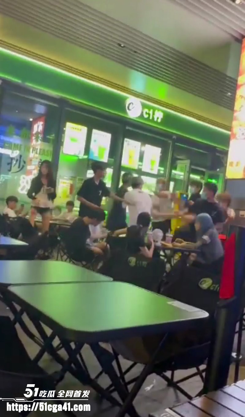 多名精神小伙 吃饭发生冲突 双方人马激烈火拼 桌椅板凳齐上阵 现场画面堪比古惑仔！ - 51吃瓜网-51吃瓜网