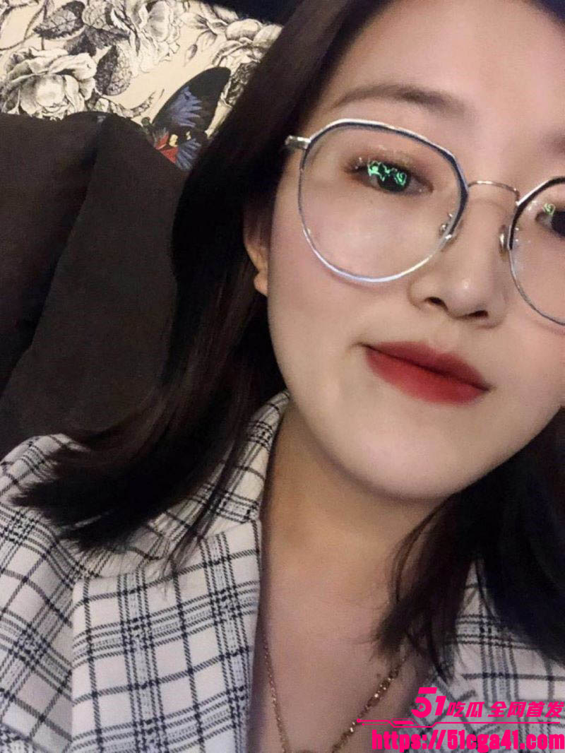 公司气质眼镜妹被经理网调自慰 手指揉捏美乳乳波晃动 各种诱惑表情挑逗得人心跳加速！ - 51吃瓜网-51吃瓜网