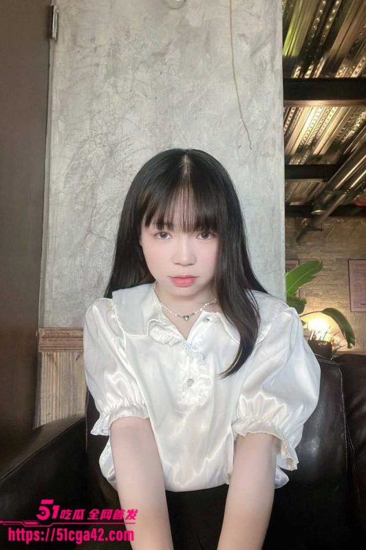 高颜值反差婊 陈欣燕 高价定制露脸漏奶照 天然大奶非常晃眼 反差婊母狗嫩奶被金主外流！-51吃瓜网