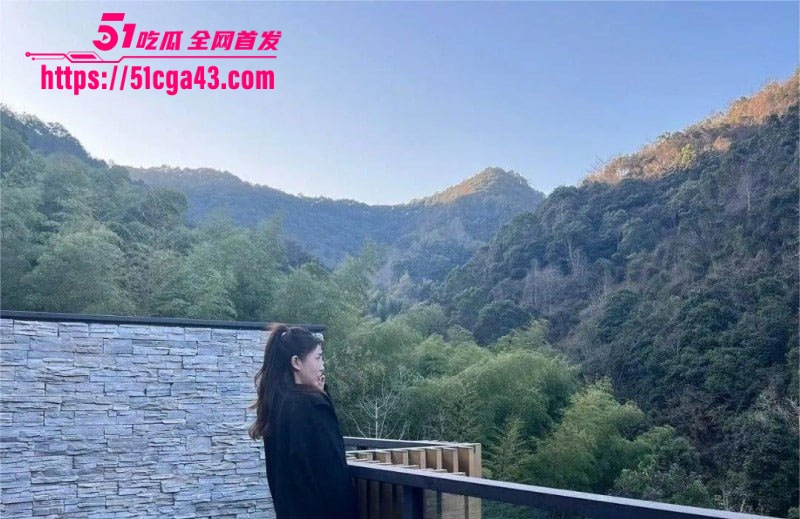四川成都极品少妇 王妙心 绿帽老公出差 竟邀兄弟来家调教骚妻 远程视频通话享受老婆被操过程！-51吃瓜网
