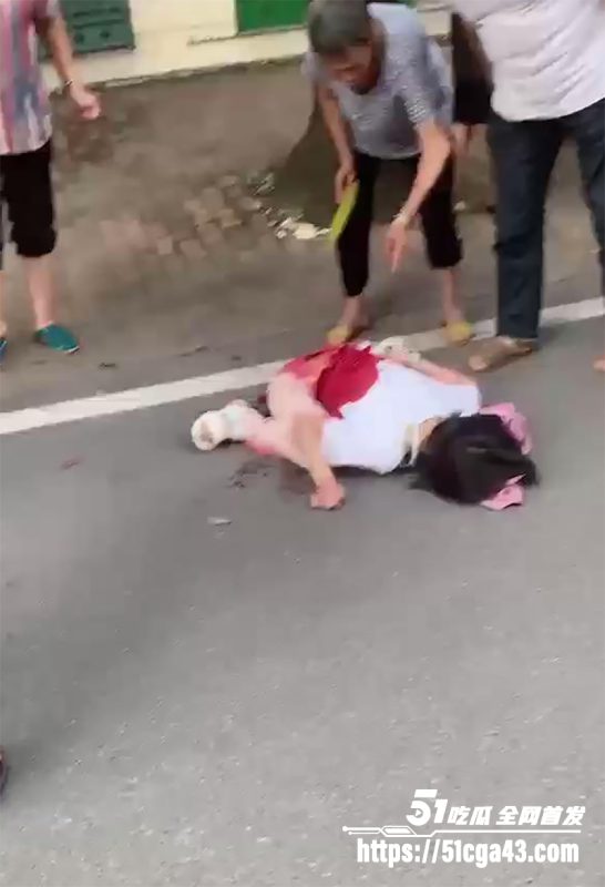 震惊全网的耒阳街头砍人案监控曝光 31岁段某超疯狂砍人 被砍孩童哭喊救命 多人倒地丧命 胆小慎入！-51吃瓜网