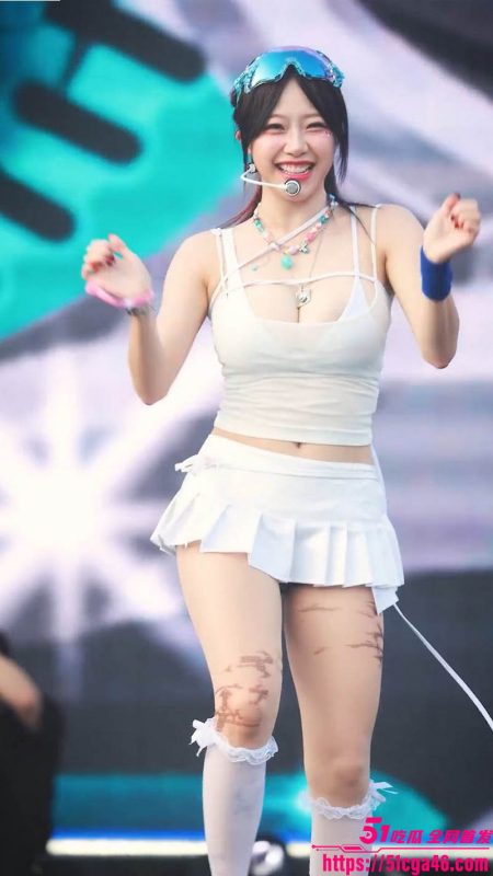韩国人气女团成员 JEEWON 演唱会惊现露点 低胸装难遮爆炸巨乳 粉嫩乳晕成功收获流量密码！-51吃瓜网