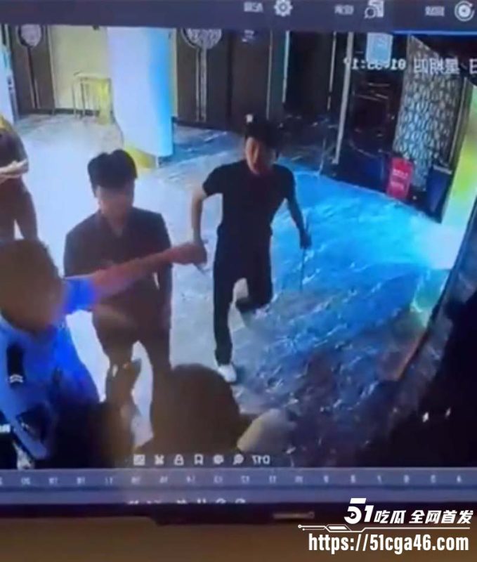 精神小伙为兄弟出气 手持棍棒当警察面打人 不听制止猖狂至极 掏出警枪后瞬间秒怂！-51吃瓜网