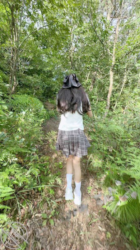 海角乱伦大神 长腿女儿丽丽 新作 野外与女儿做爱 人来人往女儿紧张的要死 阴道却变得无比紧致！-51吃瓜网