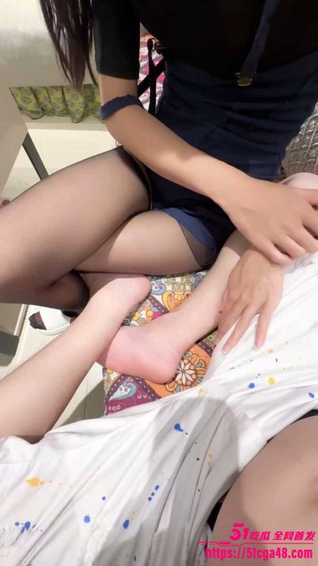 海角大神 我跟后妈的性爱日记 新作 骚妈含跳跳糖口交 大屌上下滑动挑逗着骚妈阴部 沙发窗前各种姿势猛插内射！-51吃瓜网