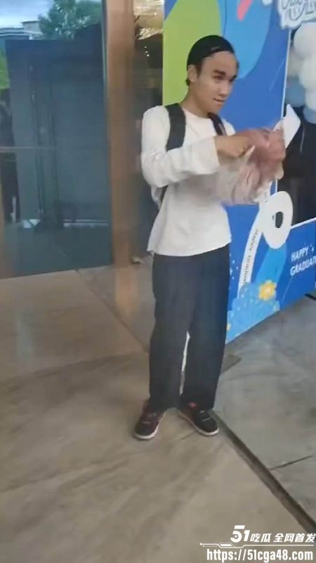 遂宁漫展 Cosplay少年 对霸凌者拔刀反击 抽出匕首连砍数刀 场面触目惊心！-51吃瓜网