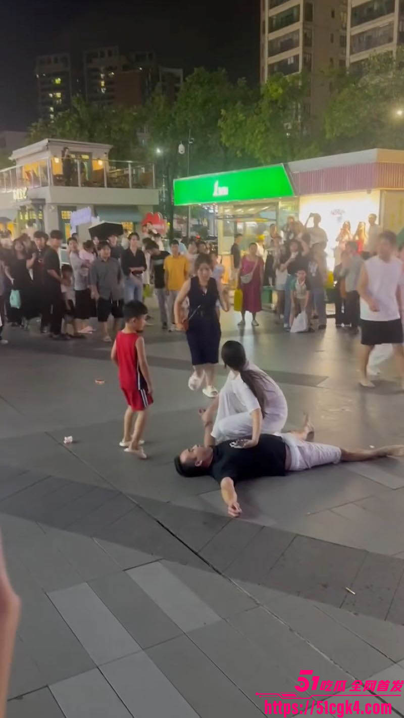 养女20年竟跟男友私奔！广场上老爹与男友互殴被一拳干倒 女儿却冷眼旁观看着亲爹被揍 这画面属实令人心寒！ - 51吃瓜网-51吃瓜网