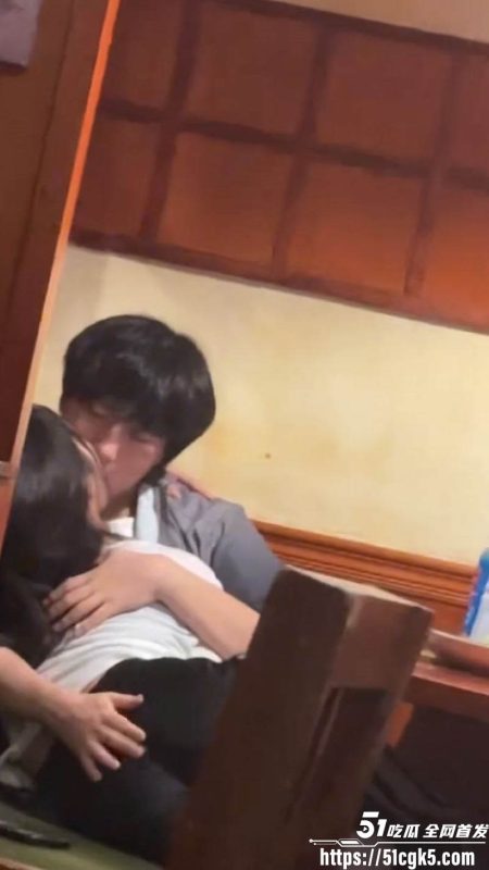青岛呱呱叫冰淇淋店 情侣上演激情大戏 男友手指猛扣骚穴 小母狗娇喘呻吟 画面淫靡至极！-51吃瓜网