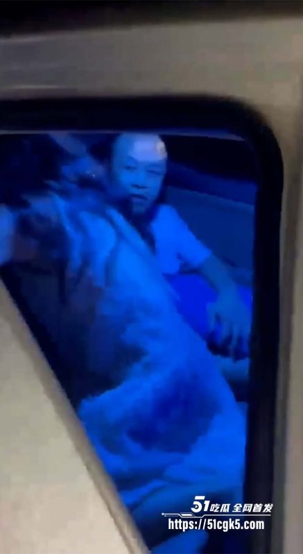 女子出轨车震被抓现行 男的裤子都脱光 女的还咆哮着说 我真的没做 网友：你就差没喷了-51吃瓜网