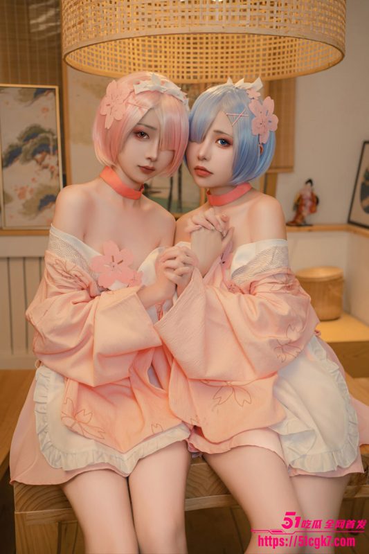 极品福利姬 喵小吉联手金鱼kinngyo 白丝萝莉女同cosplay 互相摩擦上演百合大戏！-51吃瓜网