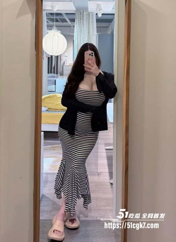 海角大神丰乳肥臀的姐姐新作 爸妈不在家跟姐姐在沙发上做爱 把姐姐操得直呼想尿尿-51吃瓜网