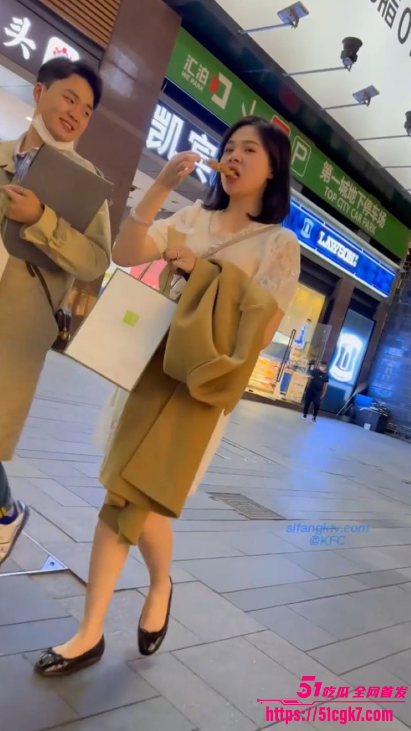 超美少妇真空逛街被大神抄底偷拍！人妻裙下不穿内裤 大黑逼清晰无比 反差十足！ - 51吃瓜网-51吃瓜网