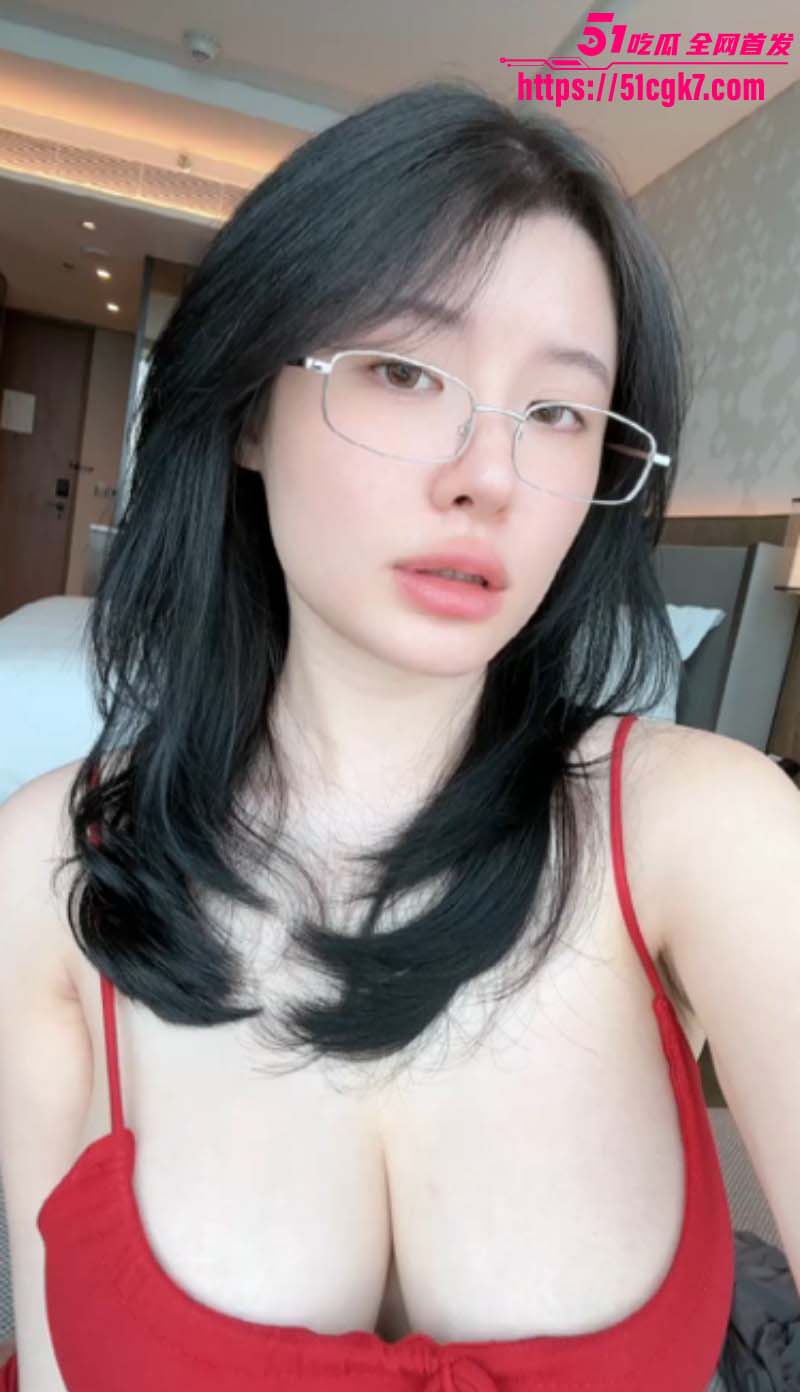 台湾爆乳眼镜娘 CocoPie 最新福利 隔镜吞吐水晶假屌 夹棒乳交娇喘极度淫靡！ - 51吃瓜网-51吃瓜网