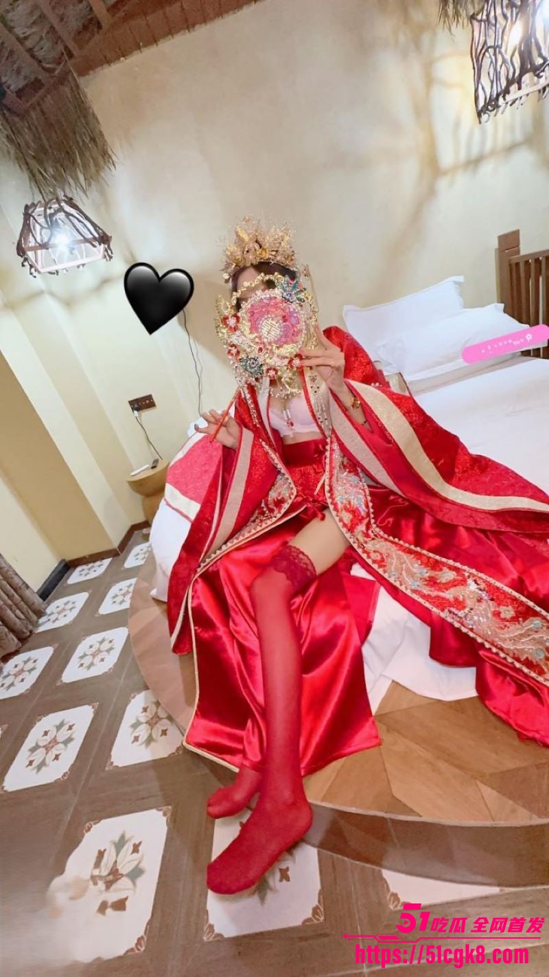 海角乱伦大神新作 女儿身穿凤冠霞披 被父亲猛操白皙嫩穴 高潮之际狂喊老公 反差十足！ - 51吃瓜网-51吃瓜网