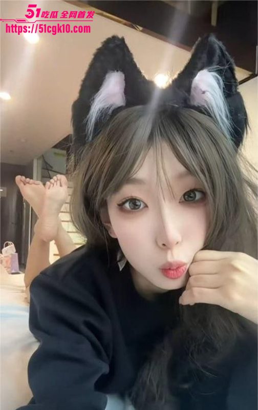 极品网红大学生 小水不哭 定制私拍流出 反差眼镜妹露脸自慰 各种丝袜诱惑足交 彻底沦为金主的精盆玩物！-51吃瓜网