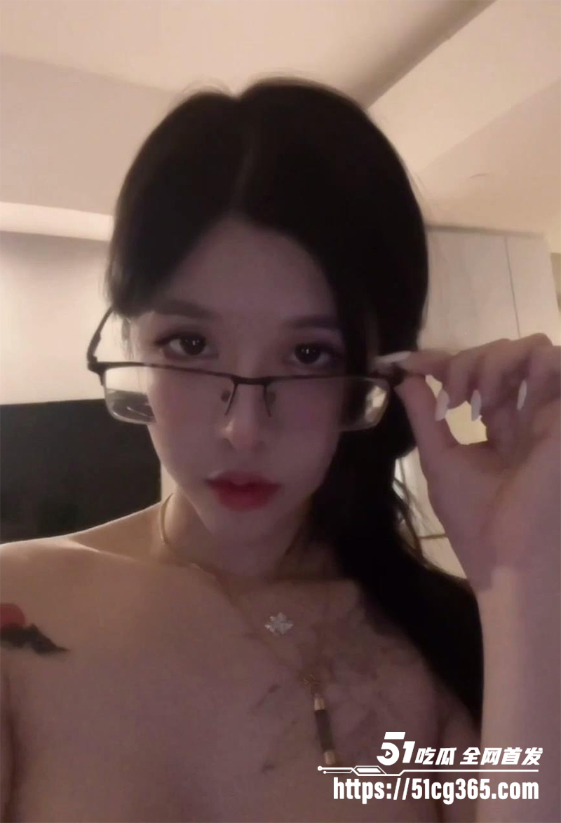 顶级名媛白富美 不雅视频泄密流出 情趣内衣秀翘臀 纹身乳钉超带感 粉嫩小穴掰开看 骑乘舔屌骚到爆！ - 51吃瓜网-51吃瓜网