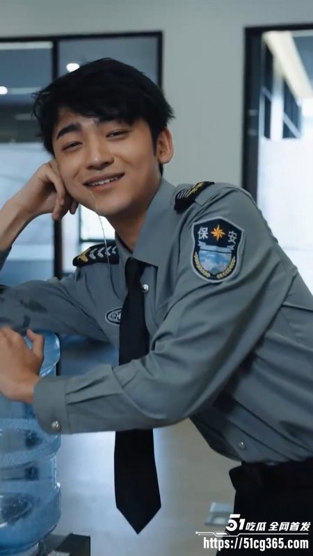 擦边短剧《贴身保安》完整版！保安叶非凡逆袭美女总裁 制服诱惑黑丝挑逗 充满情欲张力！-51吃瓜网